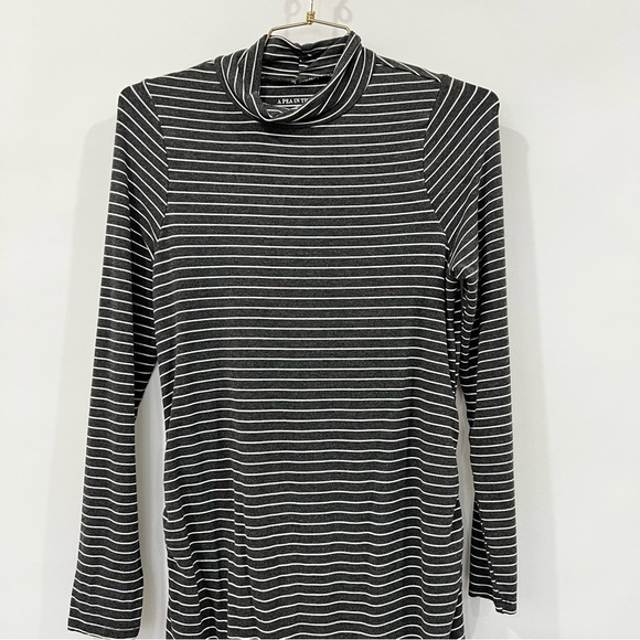 A pea In The Pod Gray Striped Maternity Dress Size Medium Ruching On Waist - Picture 11 of 12